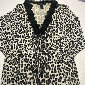 White House, black market size medium ladies sweater top.